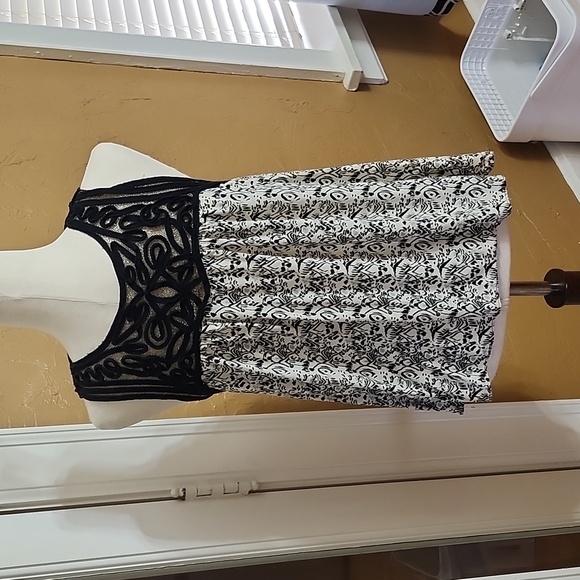 Cream colored Tank top with gold shimmer and black piping detail size medium - Picture 3 of 3